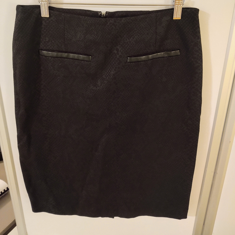 🛍️*4/25 Sz 4 Black faux leather pockets